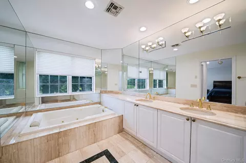 Bath - 15 Hamlet Dr, Commack, NY 11725 photo 3 of 4