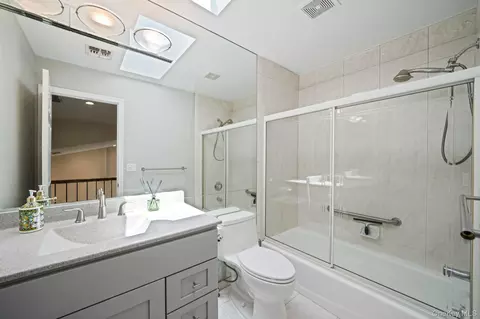 Bath - 15 Hamlet Dr, Commack, NY 11725 photo 4 of 4