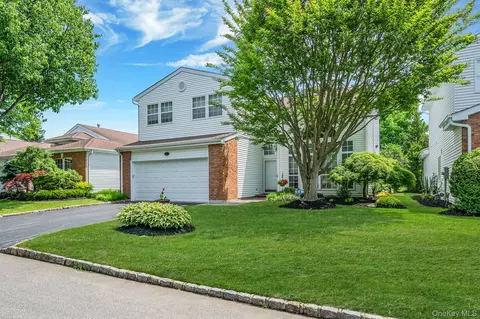 15 Hamlet Dr, Commack, NY 11725