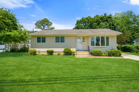 15 Lincoln Ave, Farmingdale, NY 11735