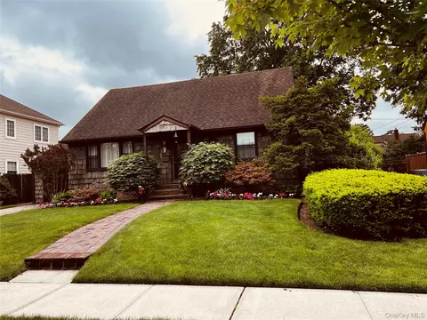 38 Hillvale Rd, North Hempstead, NY 11507