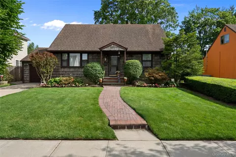 38 Hillvale Rd, North Hempstead, NY 11507