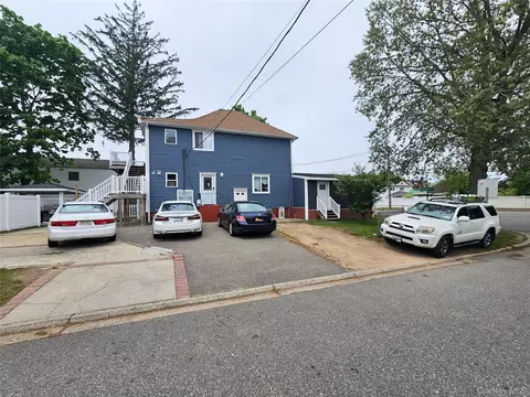 890 Dixon Ave, Copiague, NY 11726