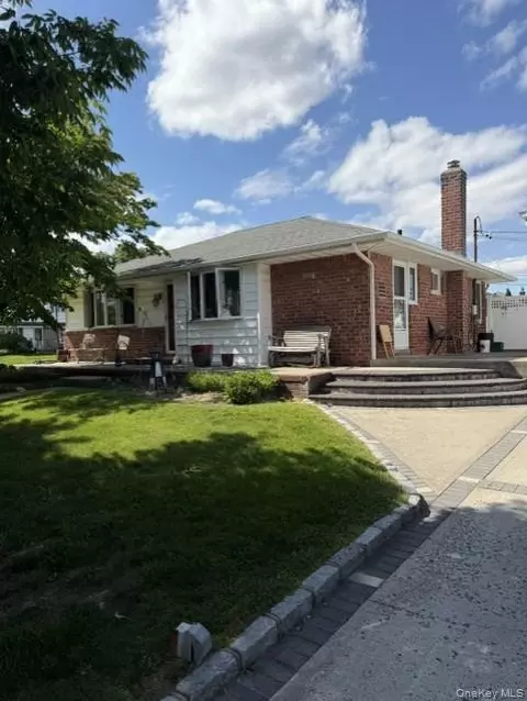 555 Parker Ave, Levittown, NY 11756