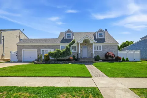 35 3rd Ave, Massapequa Park, NY 11762