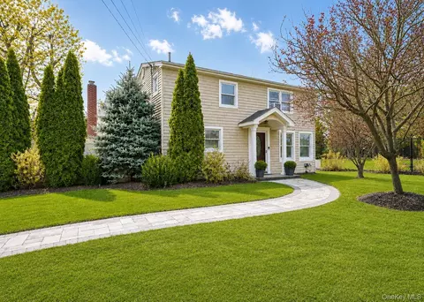 427 Vanderbilt Blvd, Oakdale, NY 11769