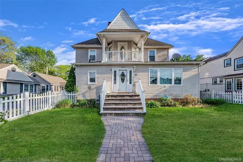 80 George St, Babylon, NY 11702