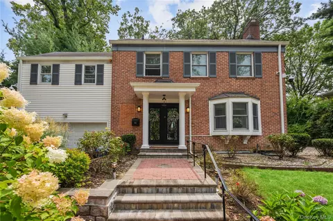 134 Wooleys Ln, North Hempstead, NY 11023