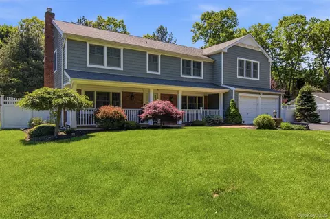 6 Sussex Ln, Stony Brook, NY 11790