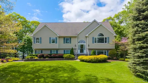 17 James Ct, Mahopac, NY 10541