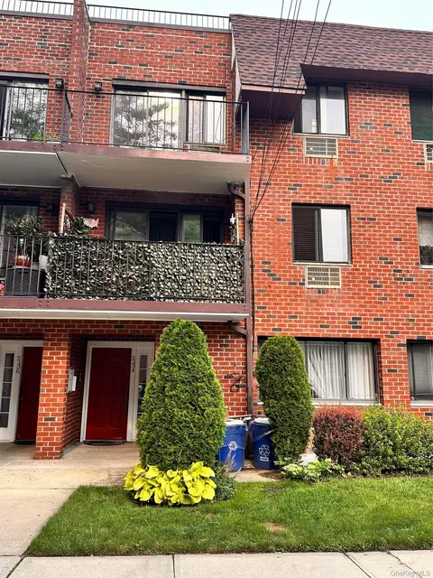 71-34 163rd St #3, Fresh Meadows, NY 11365