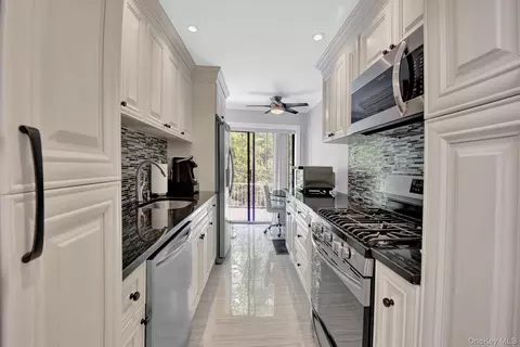 Kitchen - 1209 E Broadway #D23, Hewlett, NY 11557 photo 1 of 2