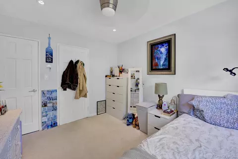 Bedroom - 1209 E Broadway #D23, Hewlett, NY 11557 photo 2 of 4