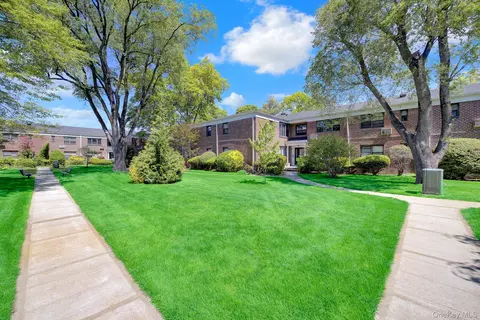 Exterior - 1209 E Broadway #D23, Hewlett, NY 11557 photo 2 of 3