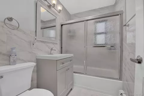 Bath - 1209 E Broadway #D23, Hewlett, NY 11557 photo 1 of 1