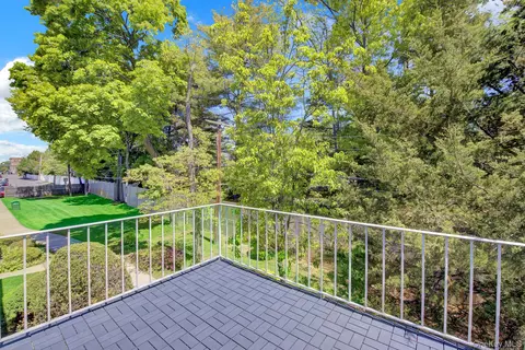 Exterior - 1209 E Broadway #D23, Hewlett, NY 11557 photo 3 of 3