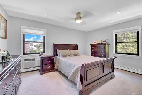 Bedroom - 1209 E Broadway #D23, Hewlett, NY 11557 photo 3 of 4