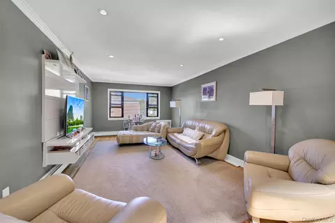 Living - 1209 E Broadway #D23, Hewlett, NY 11557 photo 1 of 2