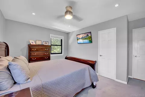 Bedroom - 1209 E Broadway #D23, Hewlett, NY 11557 photo 4 of 4
