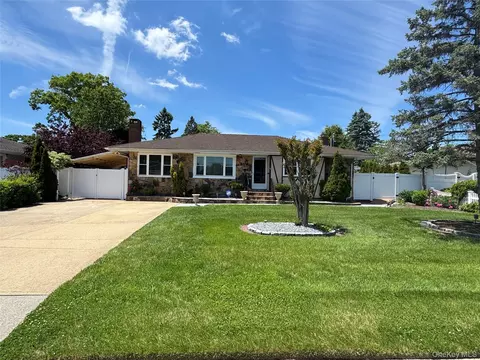 98 W 8th St, Deer Park, NY 11729