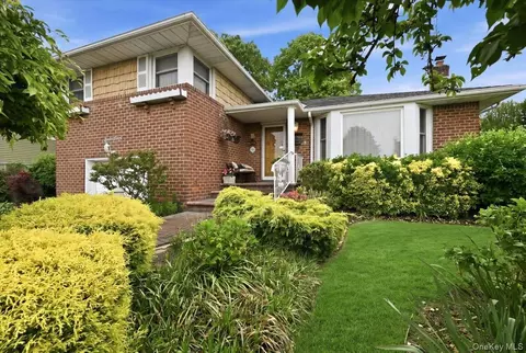 17 Avon Rd, Farmingdale, NY 11735