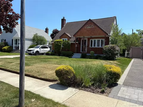 2486 Natta Blvd, Bellmore, NY 11710