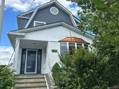 8 Hastings Rd, Island Park, NY 11558