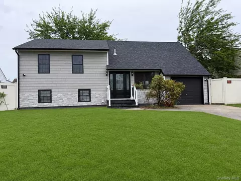 933 N Queens Ave, Lindenhurst, NY 11757