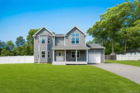 164 Chestnut St, Mount Sinai, NY 11766