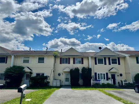 39 Cedar Ct, Middletown, NY 10940