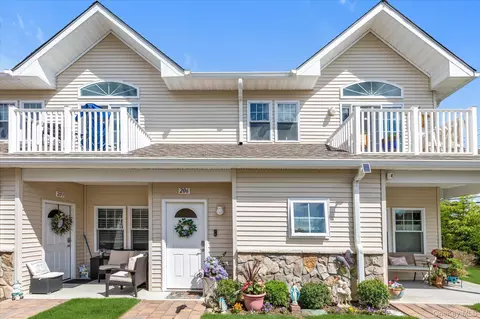 206 Anchor Ct, Copiague, NY 11726