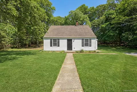 27 Lindner Pl, Smithtown, NY 11787
