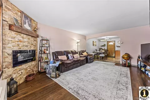 7521 Furmanville Ave, New York, NY 11379