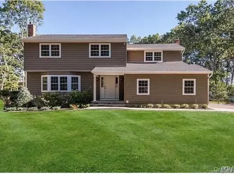 29 Thornwood Dr, Dix Hills, NY 11746