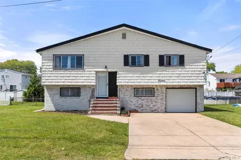 14 Plain St, Lindenhurst, NY 11757
