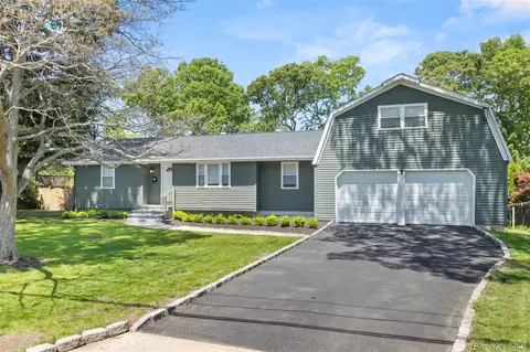 17 Lolly Ln, Centereach, NY 11720