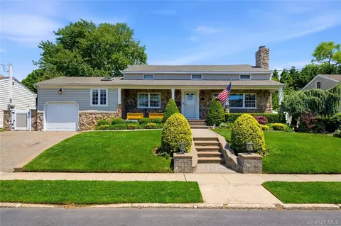 87 Laurel Dr, Massapequa Park, NY 11762