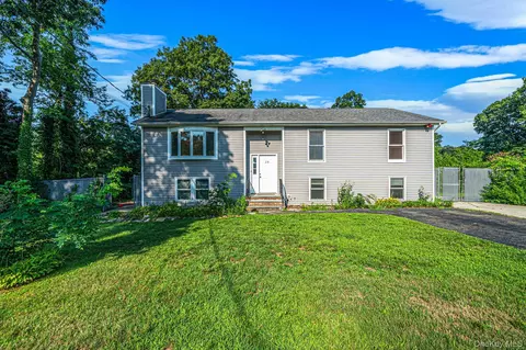 28 Strafford St, Mastic, NY 11950