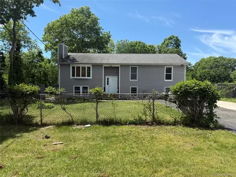 28 Strafford St, Mastic, NY 11950