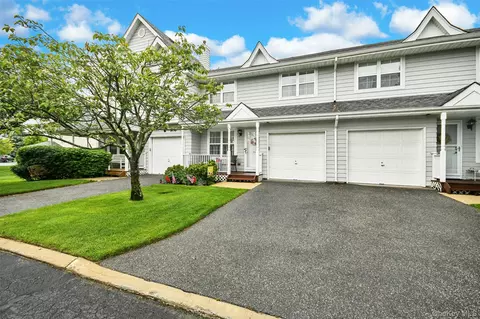57 Maple Wing Blvd, Central Islip, NY 11722