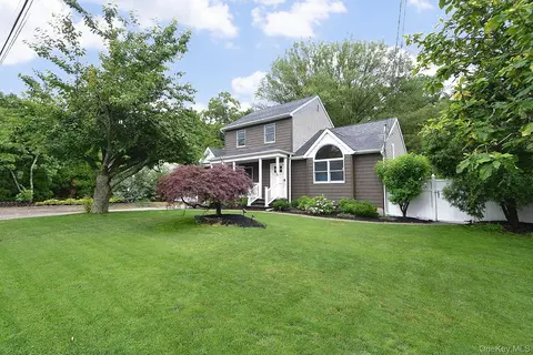 19 Fountain Rd, Rocky Point, NY 11778