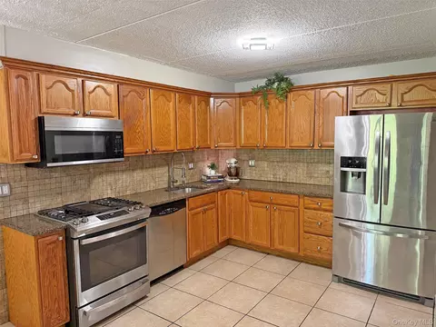 66 Omni Parc Dr, Clarkstown, NY 10954