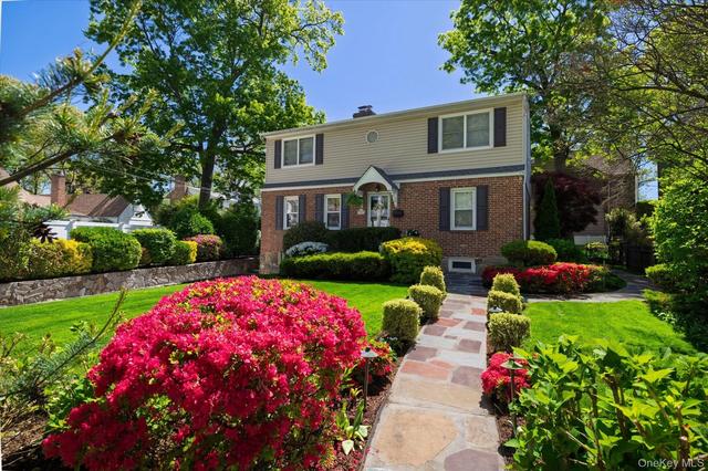 124 Peterhoff Ave, Malverne, NY 11565