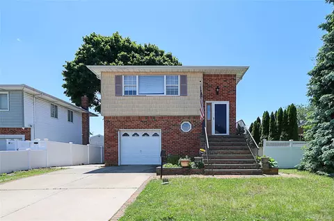 4 Patricia Ct, Bethpage, NY 11714