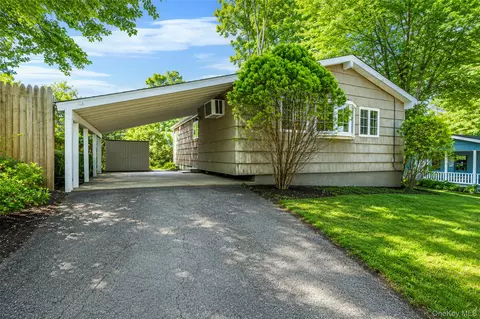 18 Roxbury St, Huntington Station, NY 11746