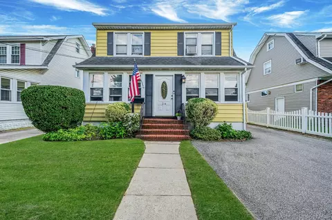 24 Huntington Ave, Lynbrook, NY 11563