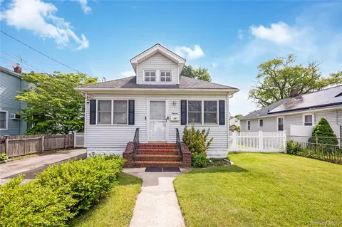 11 Locust Ave E, Farmingdale, NY 11735