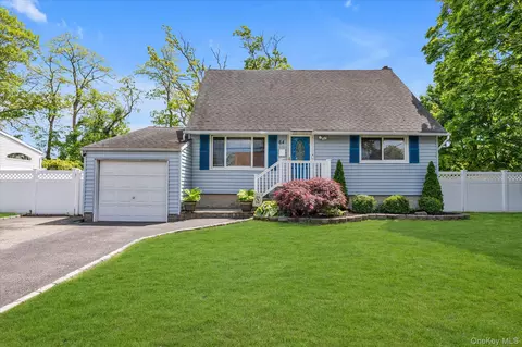 64 Kobb Blvd, West Islip, NY 11795