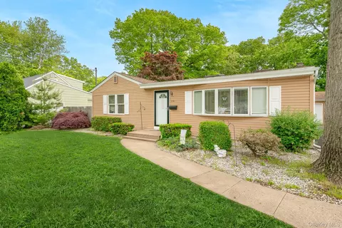 20 Amherst St, Islip, NY 11751