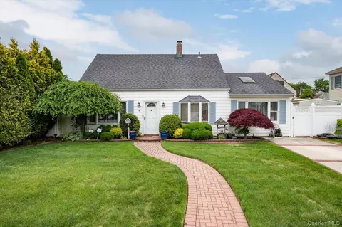 4 Water Ln N, Levittown, NY 11756